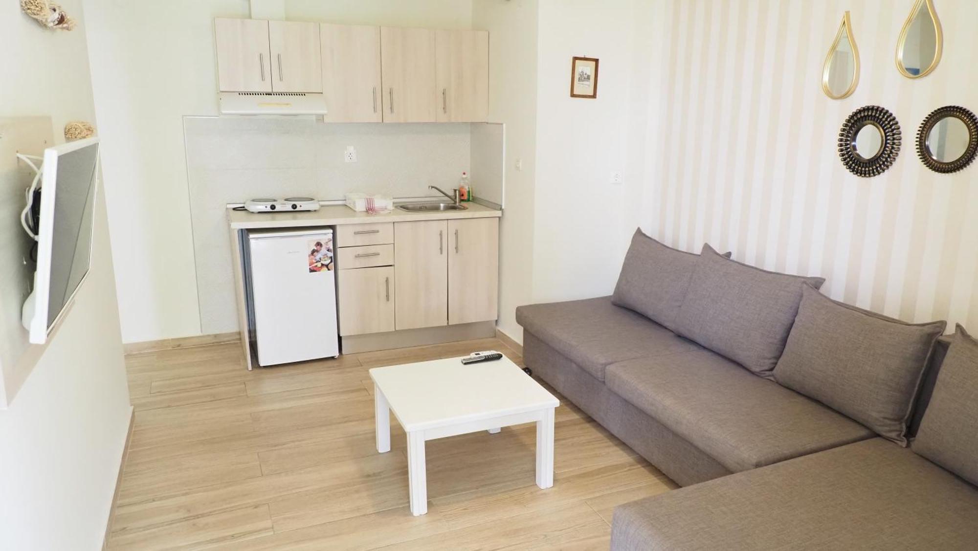 Leonidas Apartments And Suites Mola Kalyva Buitenkant foto