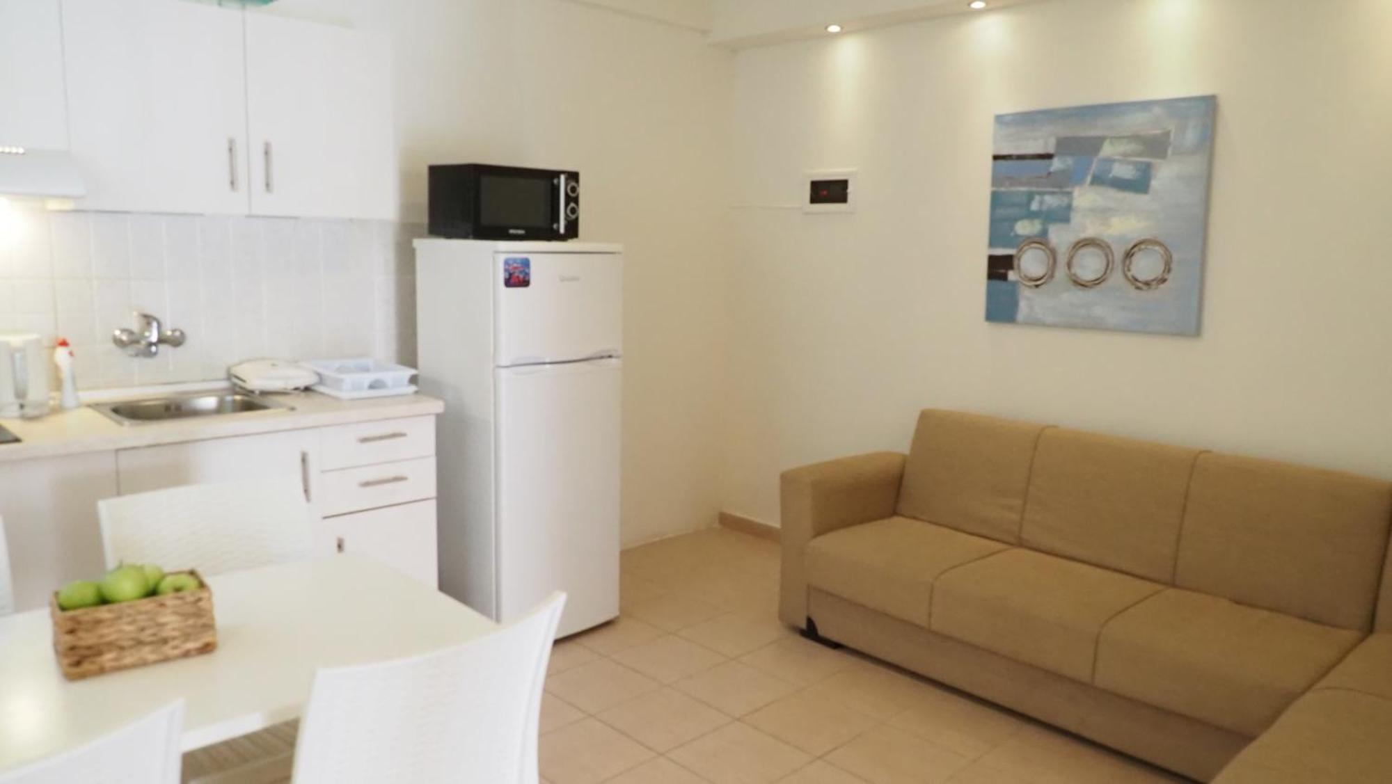 Leonidas Apartments And Suites Mola Kalyva Buitenkant foto