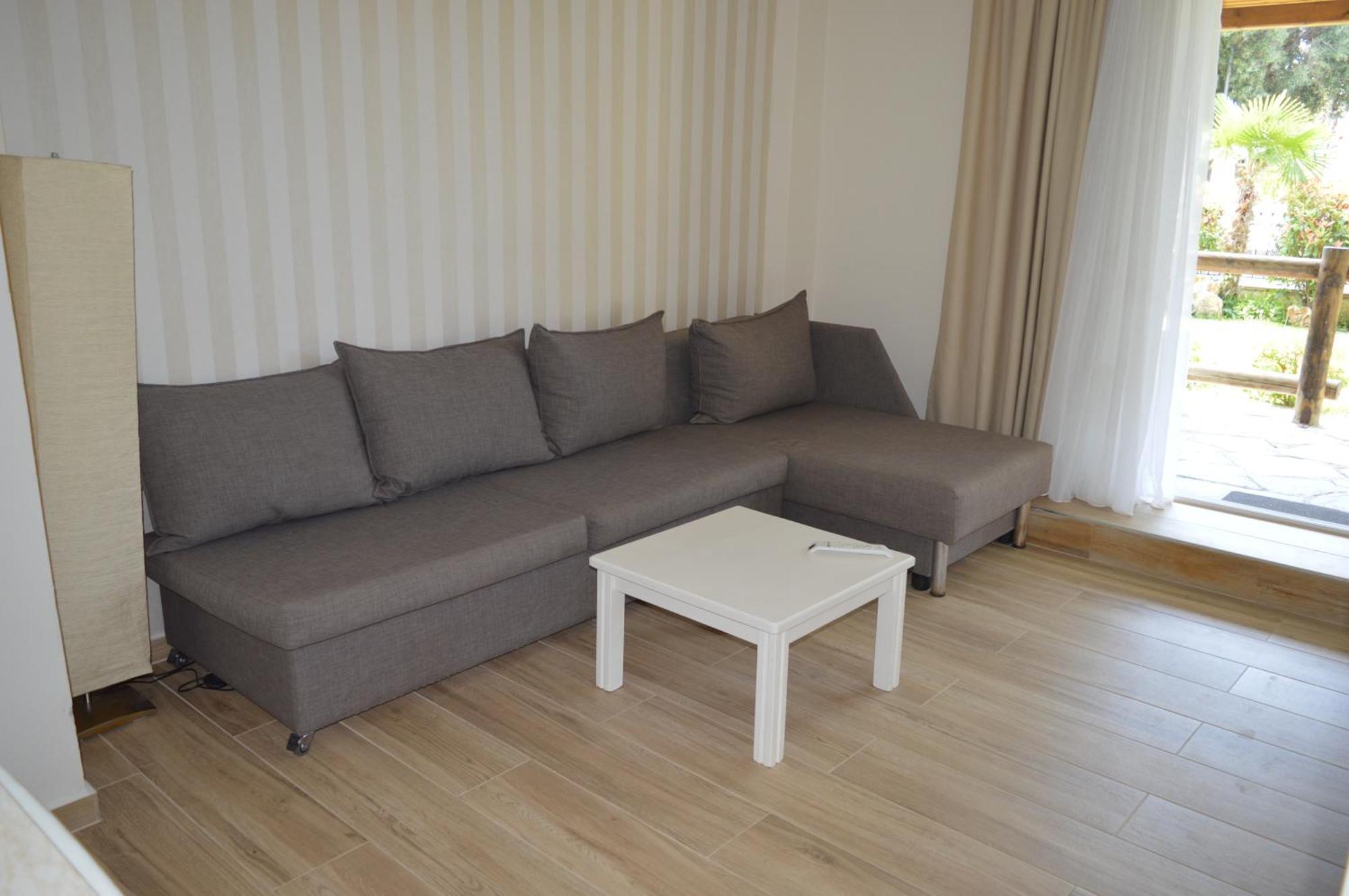 Leonidas Apartments And Suites Mola Kalyva Buitenkant foto