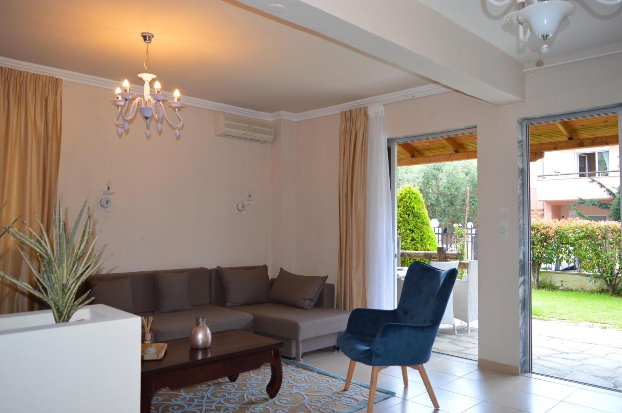 Leonidas Apartments And Suites Mola Kalyva Buitenkant foto