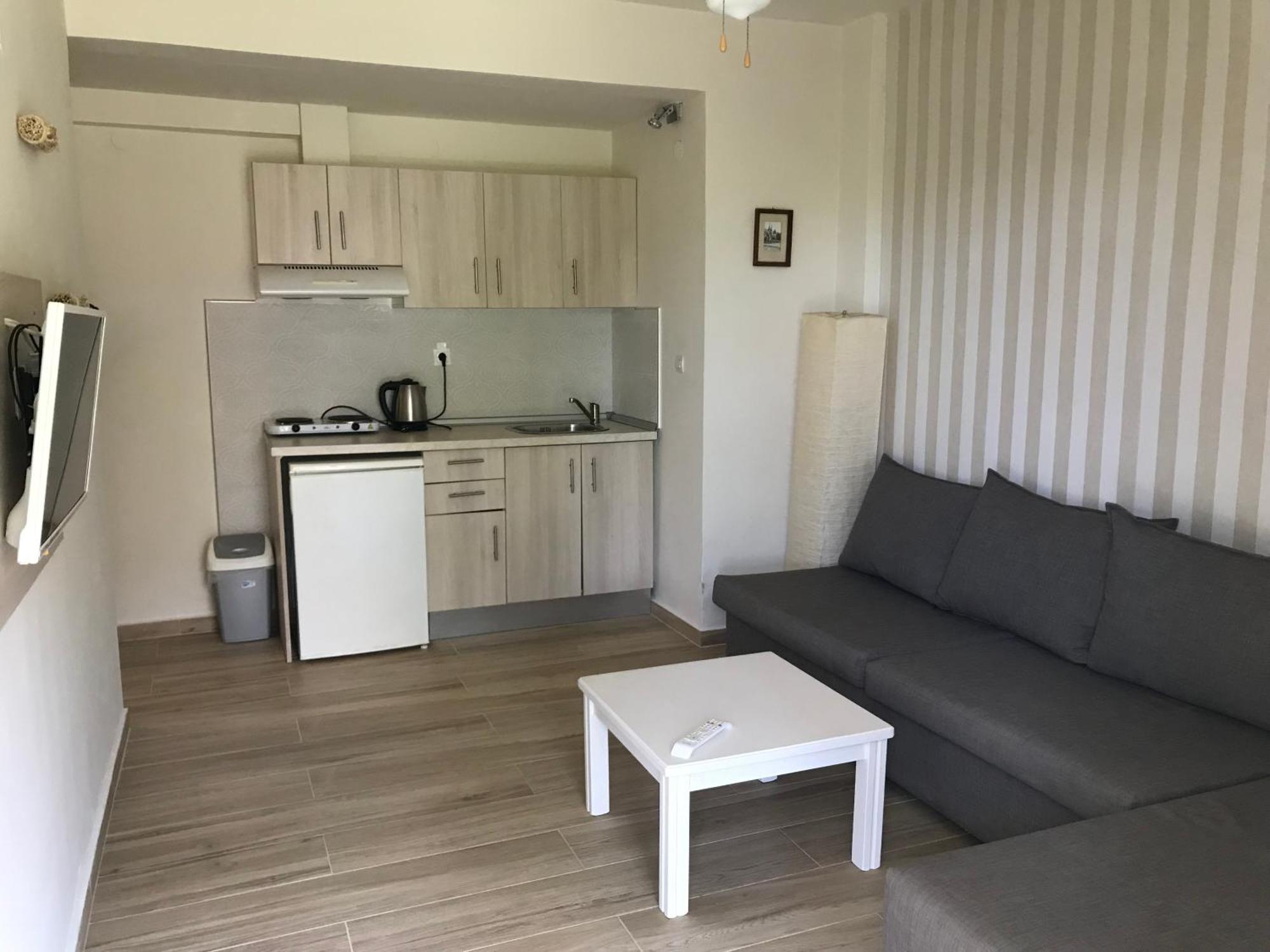 Leonidas Apartments And Suites Mola Kalyva Buitenkant foto